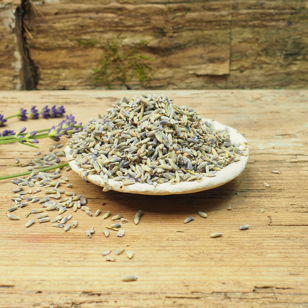 Nahaufnahme von Lavendelblüten in einer Schale - Aromatische getrocknete Lavendelblüten für Tees und Duftkissen